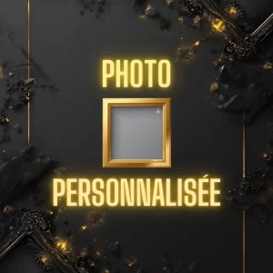Cadre photo doré sur fond noir, orné d'éléments décoratifs sombres et dorés, avec le texte 'PHOTO PERSONNALISÉE' en jaune lumineux.