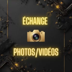 Texte jaune lumineux 'ÉCHANGE' au-dessus d'une caméra dorée, suivi de 'PHOTOS/VIDÉOS' sur fond noir avec des ornements dorés.