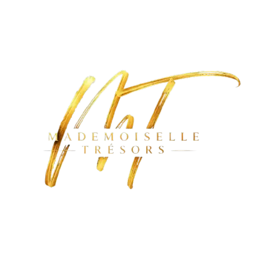Logo de Mademoiselle Trésors avec des lettres dorées élégantes sur fond transparent.